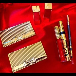 Estée Lauder holiday makeup set in gorgeous red velvet bag! Perfect 🎁 giving ☺️